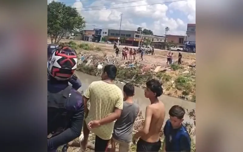 Corpo de homem enrolado em lona é encontrado em igarapé na zona leste de Manaus