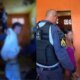 Homem é preso por manter esposa e filho em cárcere privado em Coari