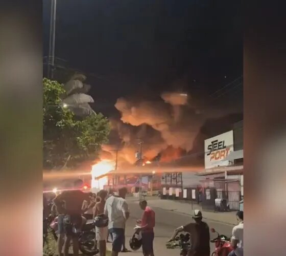 Incêndio destrói loja de materiais de construção no Monte das Oliveiras