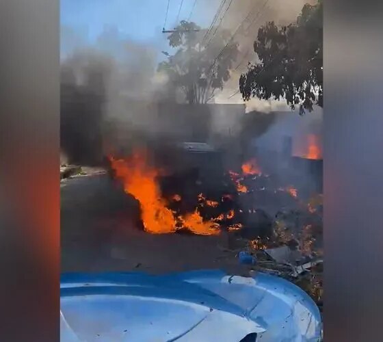 Incêndio em lixeira viciada destrói carro no bairro Flores