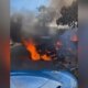 Incêndio em lixeira viciada destrói carro no bairro Flores