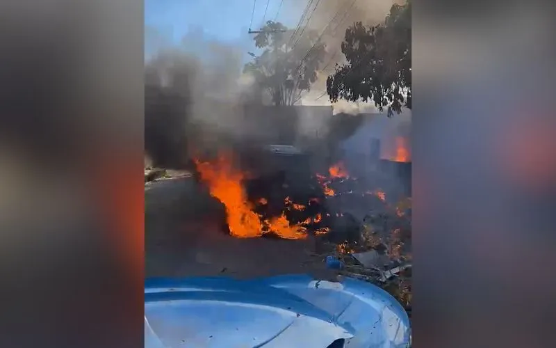 Incêndio em lixeira viciada destrói carro no bairro Flores