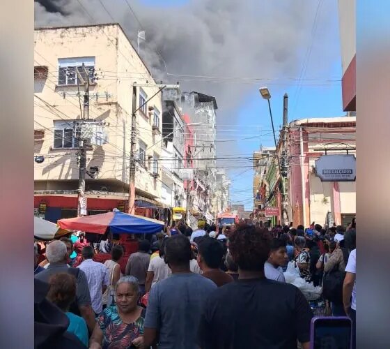 Incêndio atinge prédio e provoca correria no Centro de Manaus