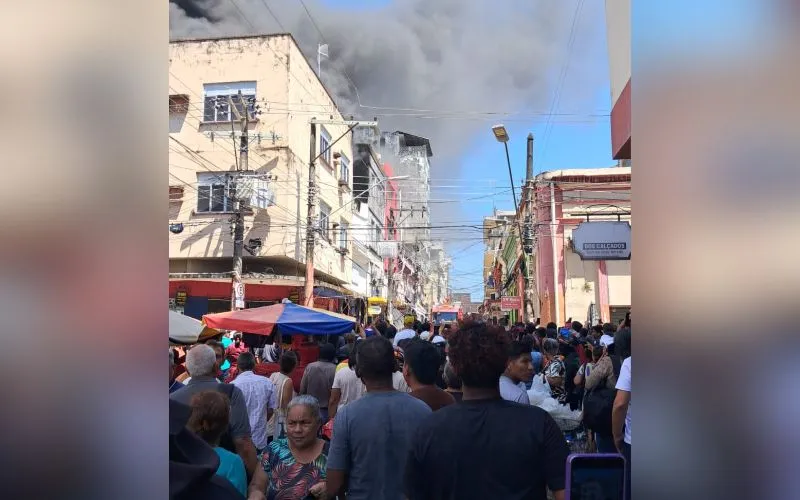 Incêndio atinge prédio e provoca correria no Centro de Manaus
