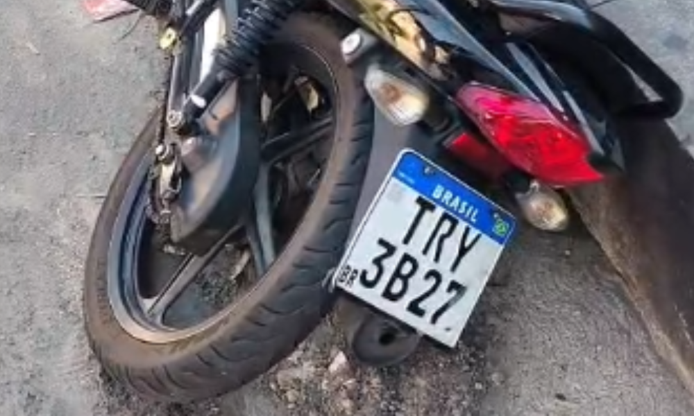 Motocicleta abandonada chama atenção de moradores em Petrópolis, em Manaus
