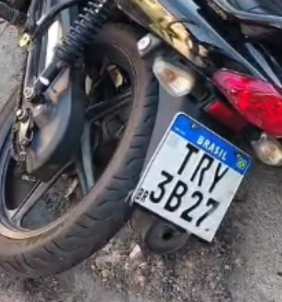 Motocicleta abandonada chama atenção de moradores em Petrópolis, em Manaus