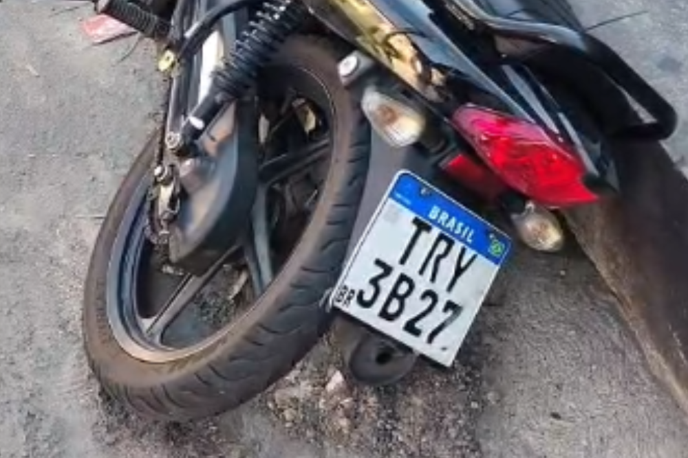 Motocicleta abandonada chama atenção de moradores em Petrópolis, em Manaus