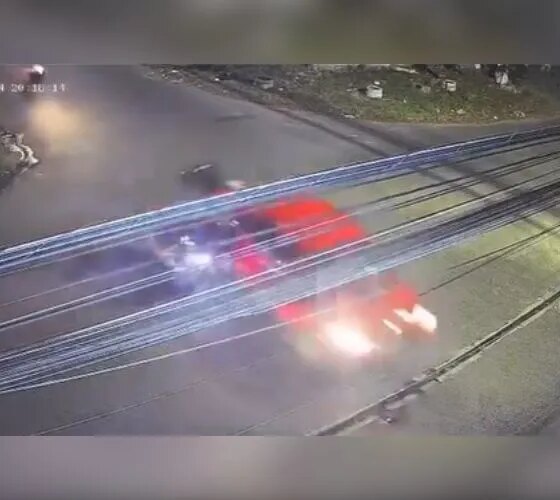 Vídeo mostra motociclista sendo arremessado após colisão em Manaus