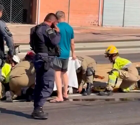 Motociclista e passageira ficam feridos após acidente na Avenida do Turismo, em Manaus
