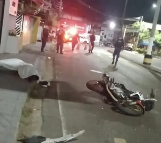 Motociclista morre após colidir contra muro de condomínio em Manaus