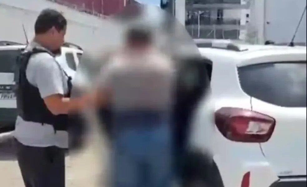 Motorista escolar preso por abuso de adolescentes em Manaus
