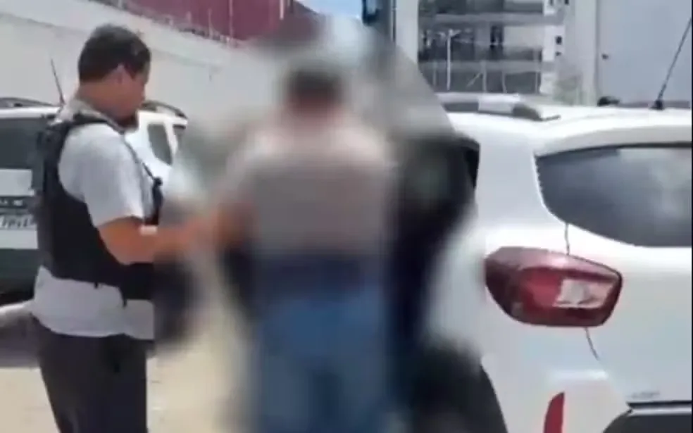 Motorista escolar preso por abuso de adolescentes em Manaus