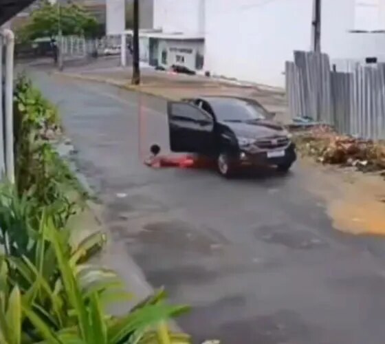 Mulher é arremessada de carro em movimento e fica gravemente ferida em Manaus
