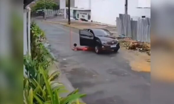 Mulher é arremessada de carro em movimento e fica gravemente ferida em Manaus