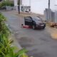 Mulher é arremessada de carro em movimento e fica gravemente ferida em Manaus