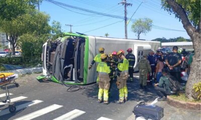 Ônibus tomba com passageiros na Avenida São Jorge
