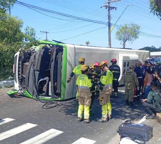 Ônibus tomba com passageiros na Avenida São Jorge