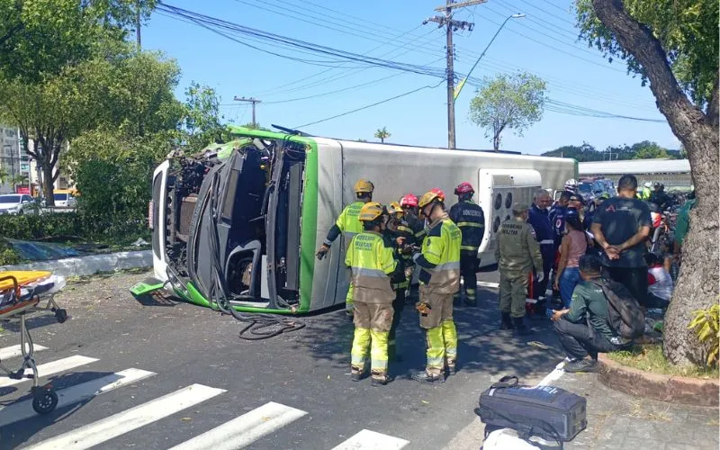 Ônibus tomba com passageiros na Avenida São Jorge