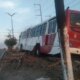 Ônibus da linha 350 bate em árvore na zona norte de Manaus
