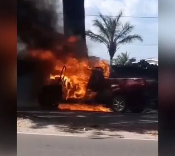 Picape pega fogo durante trajeto na Avenida Cosme Ferreira