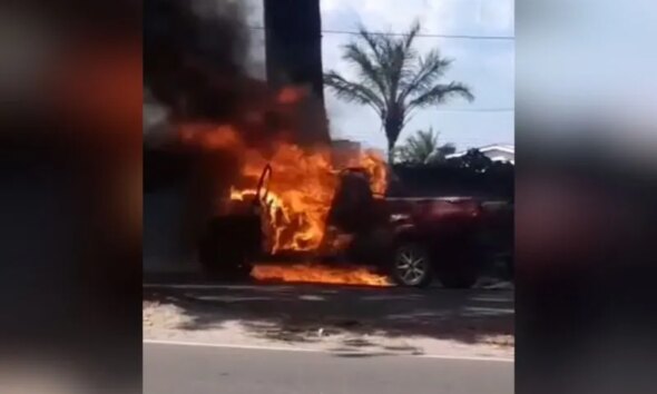 Picape pega fogo durante trajeto na Avenida Cosme Ferreira