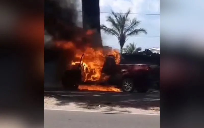 Picape pega fogo durante trajeto na Avenida Cosme Ferreira