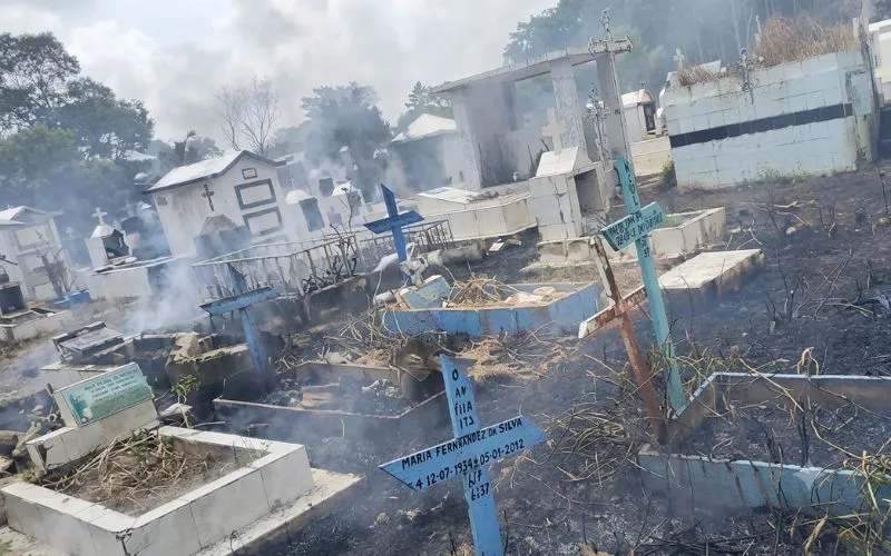 Princípio de incêndio atinge área do Cemitério Tarumã