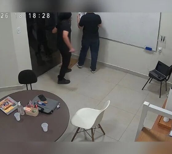 Professor é esfaqueado por aluno de 15 anos em reforço escolar de Manaus