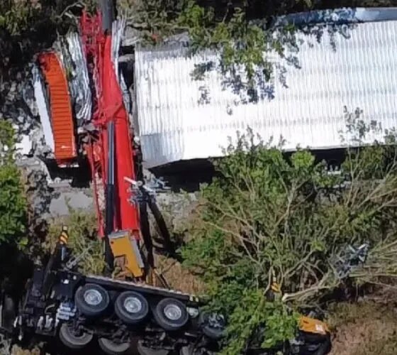 Guindaste tomba na Honda e atinge fio de alta tensão em Manaus