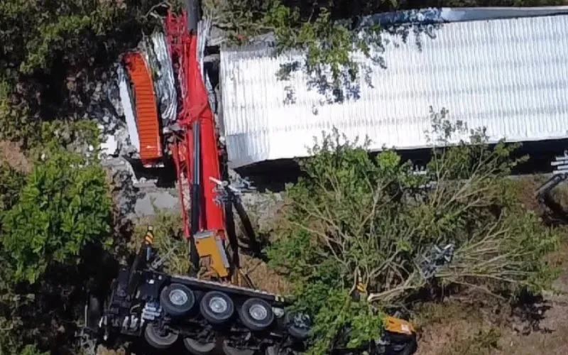 Guindaste tomba na Honda e atinge fio de alta tensão em Manaus