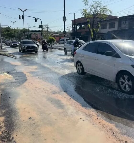 Vazamento de água interdita faixa da Avenida Rodrigo Otávio, em Manaus