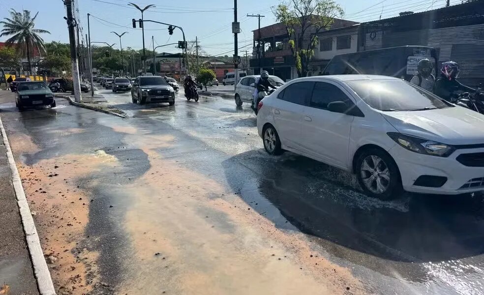 Vazamento de água interdita faixa da Avenida Rodrigo Otávio, em Manaus