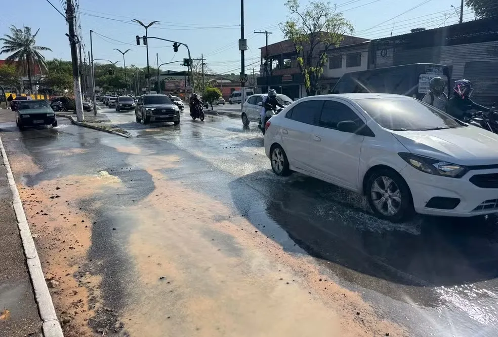 Vazamento de água interdita faixa da Avenida Rodrigo Otávio, em Manaus