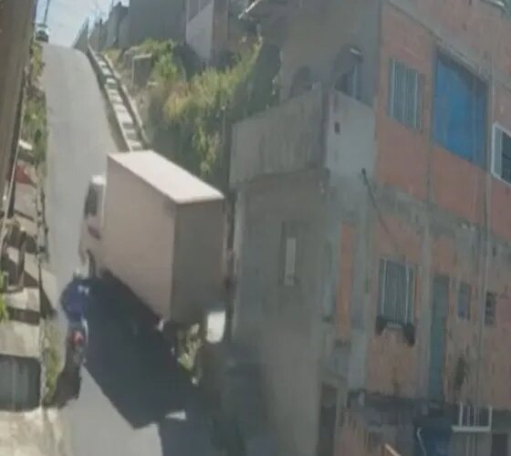 Motociclista escapa de atropelamento em ladeira no Parque das Nações