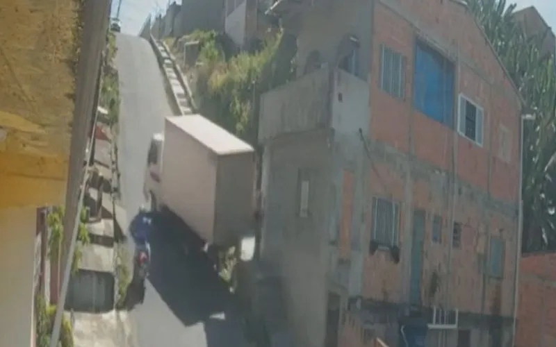 Motociclista escapa de atropelamento em ladeira no Parque das Nações