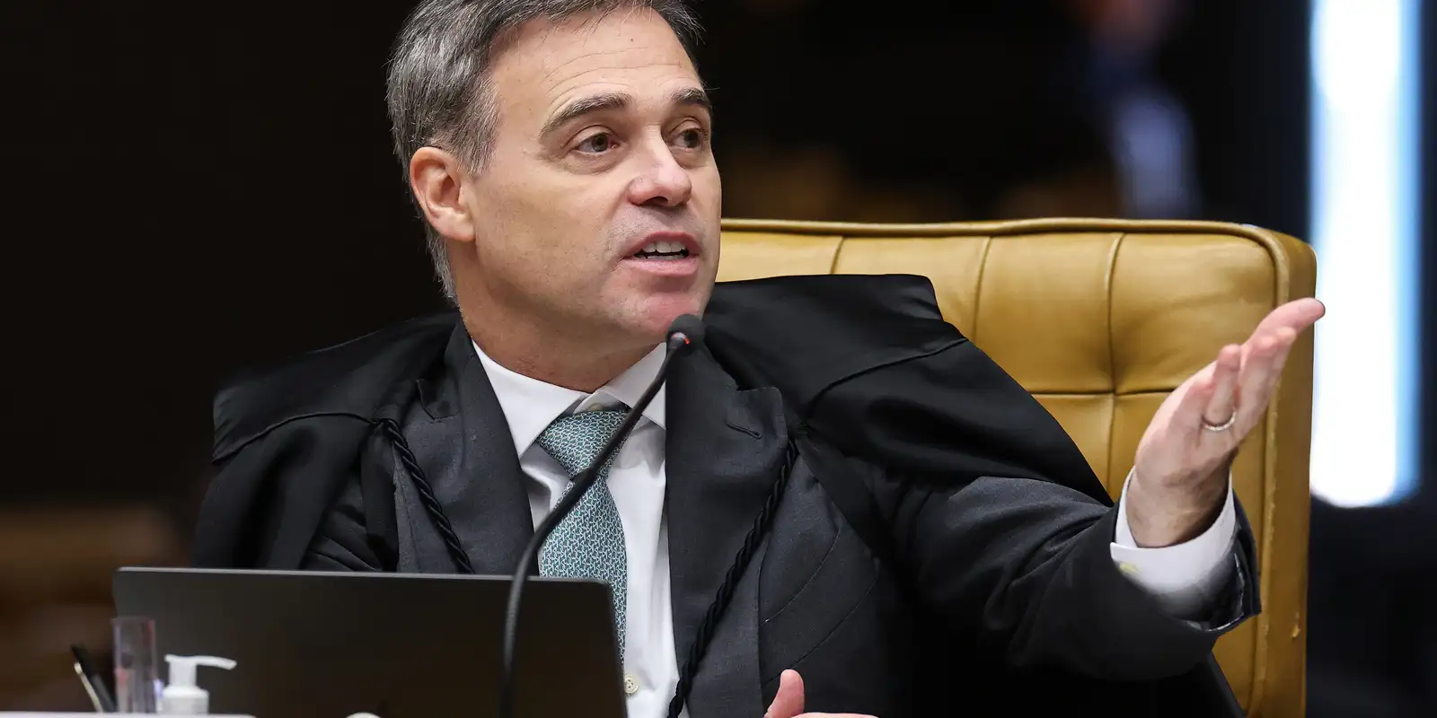 Mendonça acompanha Fachin e vota por julgamento separado de Moraes