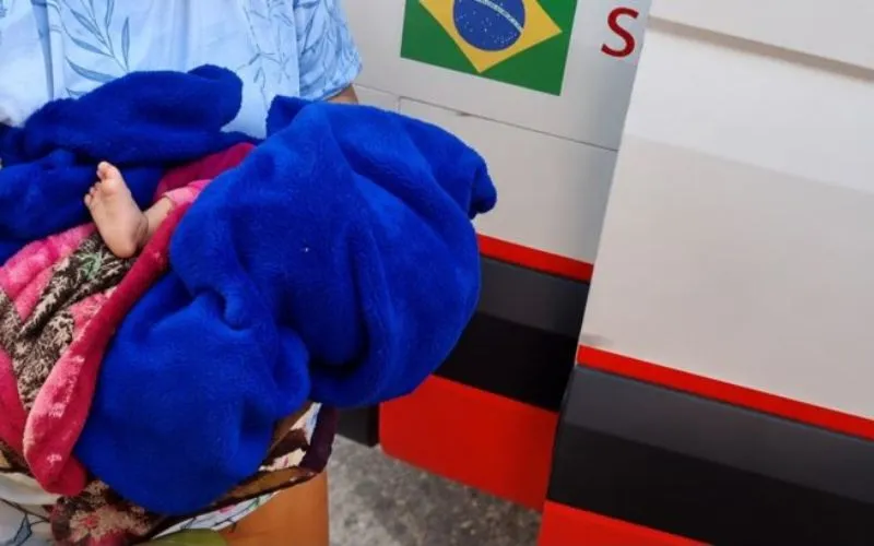 Bebê é encontrado abandonado em frente a residência no Novo Aleixo