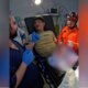 Homem prende dedo em máquina de amaciar carne em Manaus
