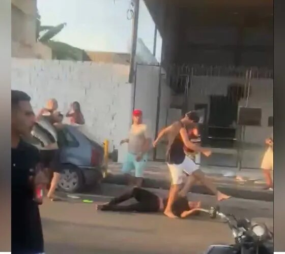 Festa vira galeral e homem leva chute na cabeça no Alvorada