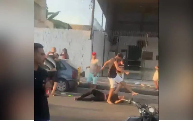 Festa vira galeral e homem leva chute na cabeça no Alvorada