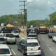 Caminhão com garrafões de água provoca engavetamento na Torquato Tapajós