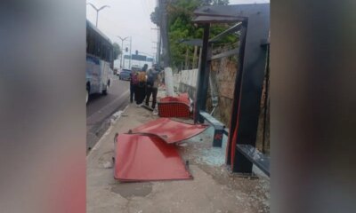 Caminhão destrói parada de ônibus na avenida Coronel Teixeira