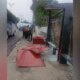 Caminhão destrói parada de ônibus na avenida Coronel Teixeira