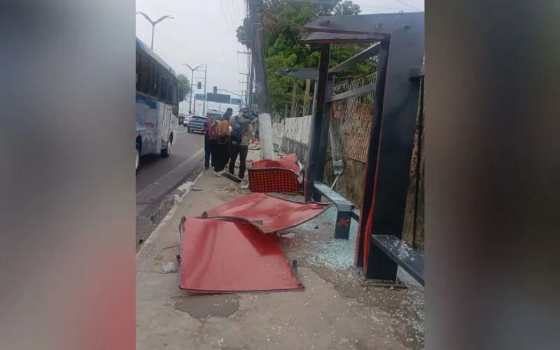 Caminhão destrói parada de ônibus na avenida Coronel Teixeira