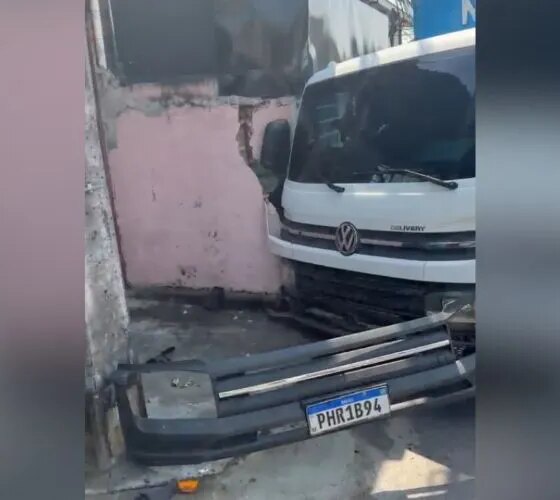 Caminhão perde o controle e invade casa no bairro da União