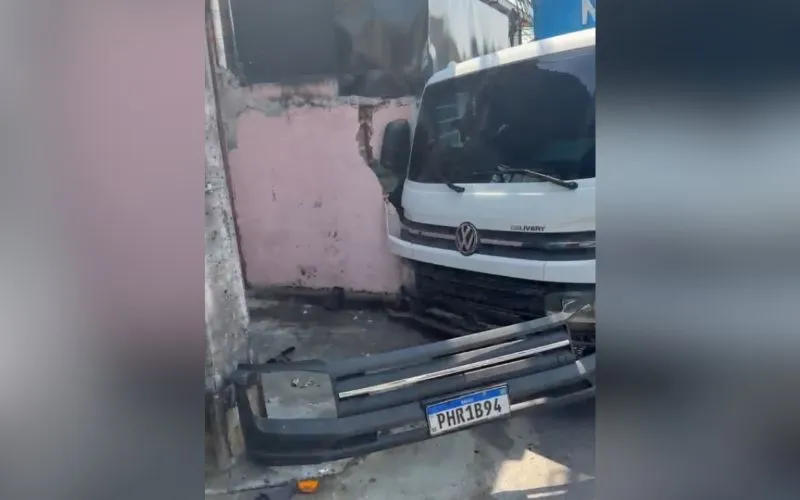 Caminhão perde o controle e invade casa no bairro da União