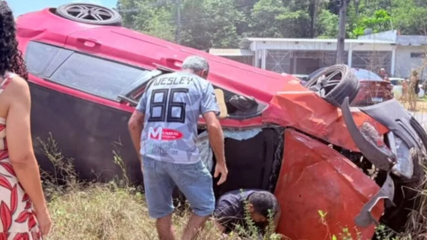Capotamento na AM-070 deixa dois homens feridos em Manaus neste domingo (13)
