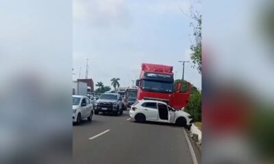 Carreta e carro se envolvem em acidente na Torquato Tapajós