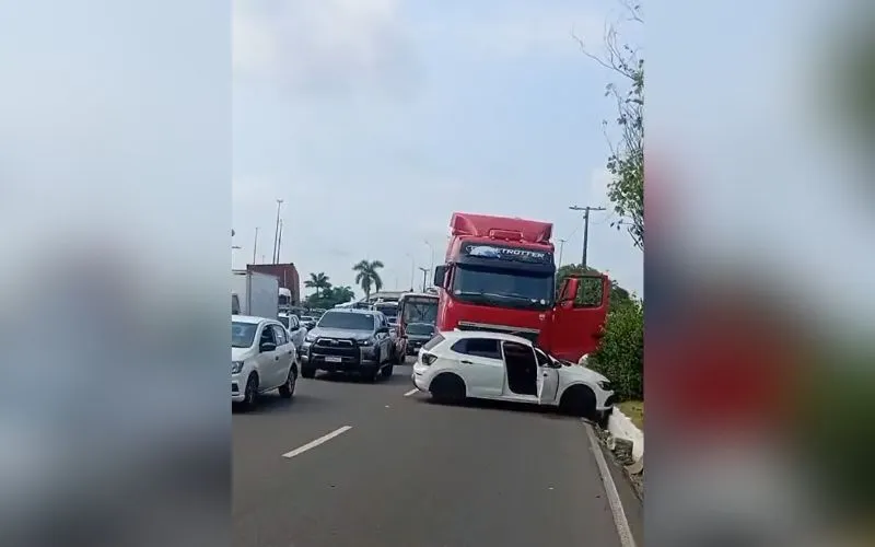 Carreta e carro se envolvem em acidente na Torquato Tapajós
