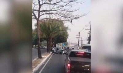 Carro bate contra ônibus e fica com a lataria danificada na Zona Oeste de Manaus